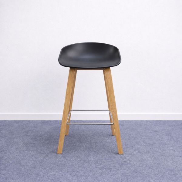 HAY About A Stool AAS32 -baarituoli - musta/vaalea puu