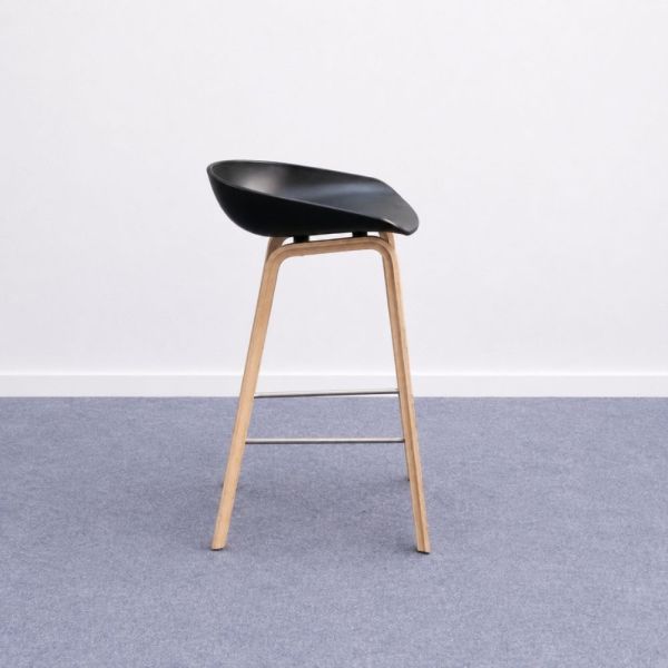 HAY About A Stool AAS32 -baarituoli - musta/vaalea puu