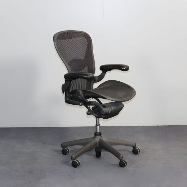Herman Miller Aeron -työtuoli - musta mesh-istuin