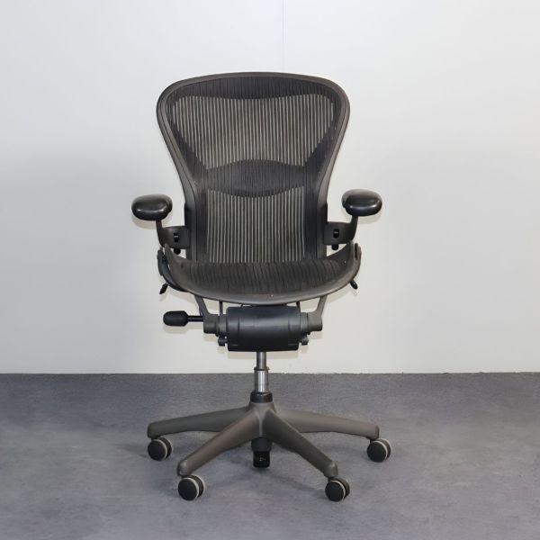 Herman Miller Aeron -työtuoli - musta mesh-istuin