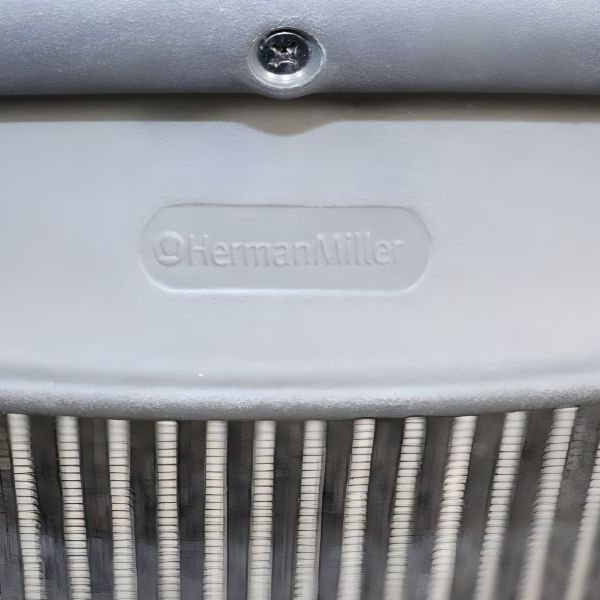 Herman Miller Aeron -työtuoli - musta mesh-istuin