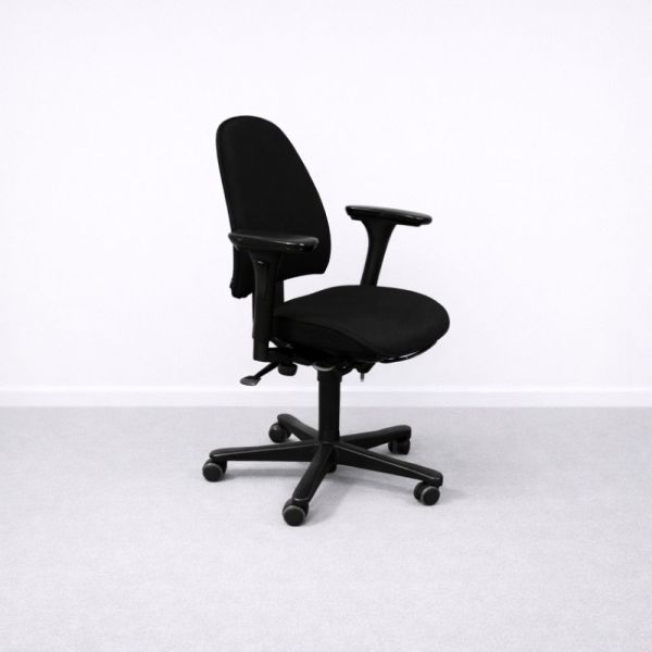 Kinnarps 6000 työtuoli, käsinojat – musta