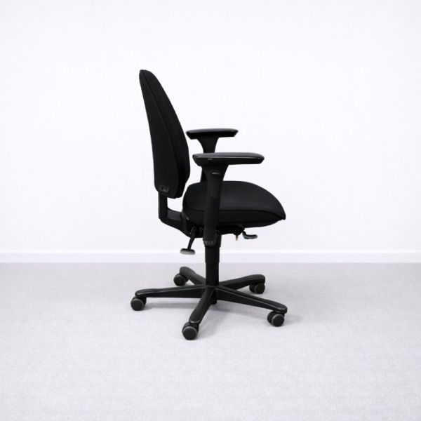 Kinnarps 6000 työtuoli, käsinojat – musta