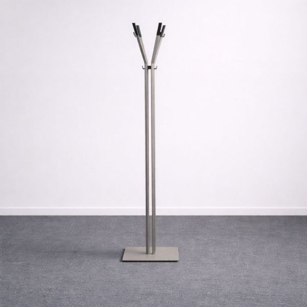 Martela pystynaulakko – harmaa metalli, mustat yksityiskohdat