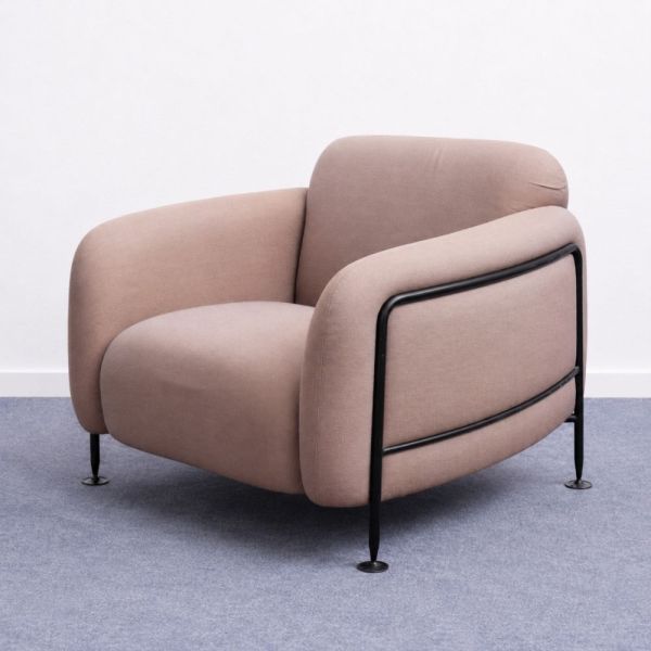 Massproductions Mega Armchair -nojatuoli - marjapuuron värinen