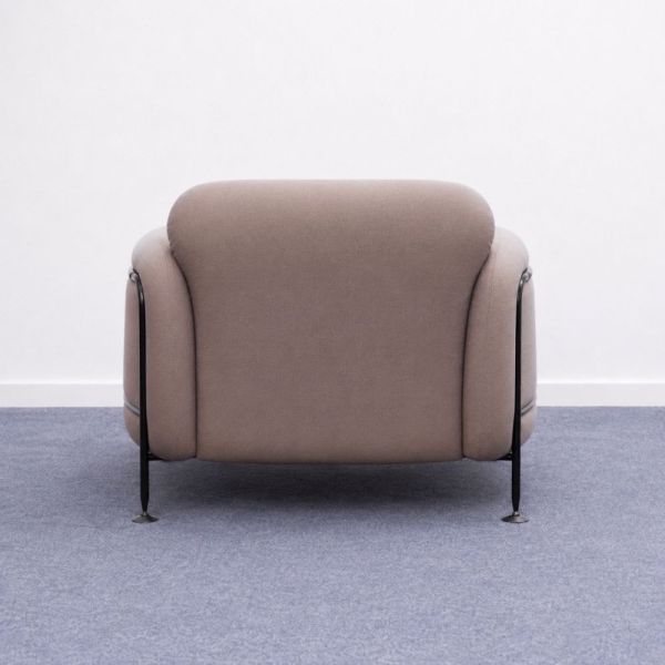 Massproductions Mega Armchair -nojatuoli - marjapuuron värinen