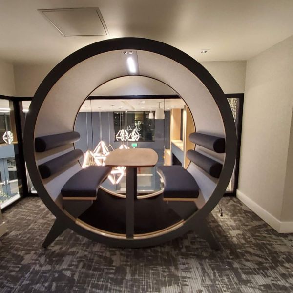 BlockO FOUR+ – Yksityinen ja akustoitu neuvottelutila neljälle