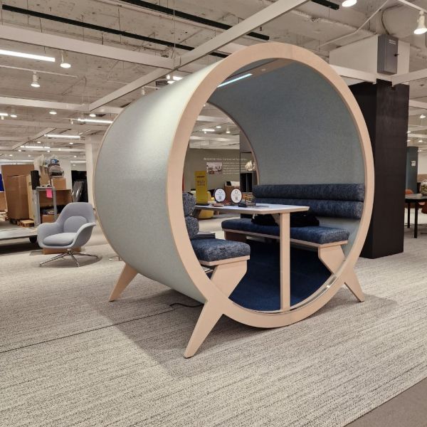 BlockO FOUR+ – Yksityinen ja akustoitu neuvottelutila neljälle