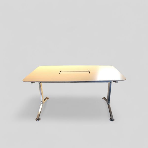 Martela-neuvottelupöytä 150 x 98 cm – vaalea puuviilu ja metallijalat