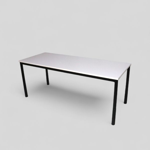 Työpöytä 180 x 70 cm – valkoinen kansi, mustat jalat