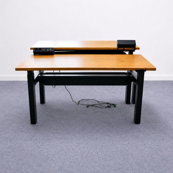 Sähkösäätöinen tuplatyöpöytä 140x70 cm – tammenvärinen kansi, mustat jalat