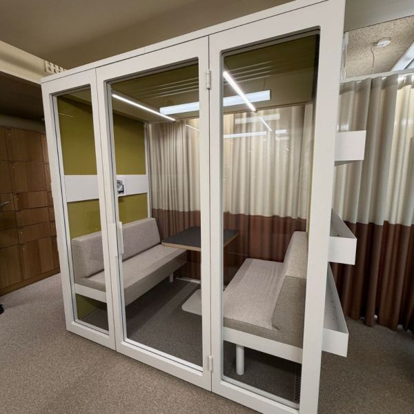 Talky M neuvottelutila – akustoitu tila 2–4 hengelle