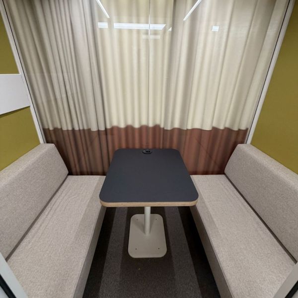 Talky M neuvottelutila – akustoitu tila 2–4 hengelle