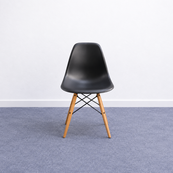 Vitra Eames DSW Fiberglass -tuoli - musta/puu