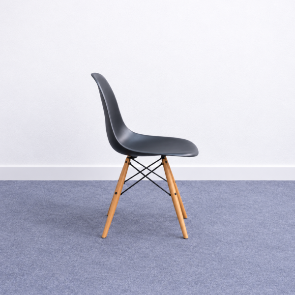 Vitra Eames DSW Fiberglass -tuoli - musta/puu