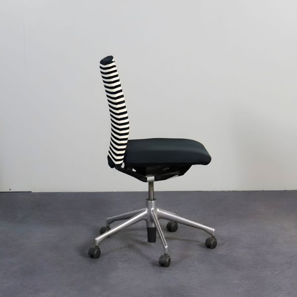 Vitra T-Chair -työtuoli – raitaverhoilu