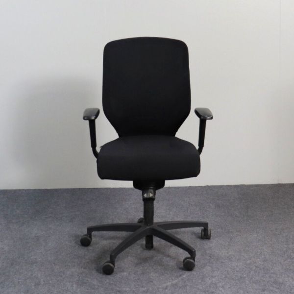 Wilkhahn IN 184/7 työtuoli käsinojilla - musta