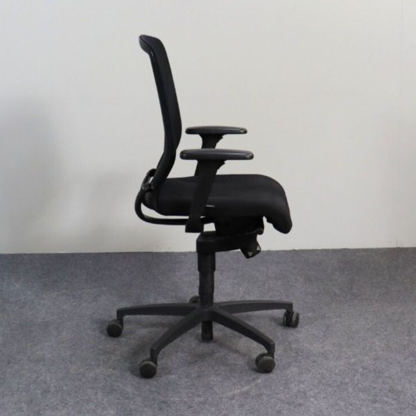 Wilkhahn IN 184/7 työtuoli käsinojilla - musta