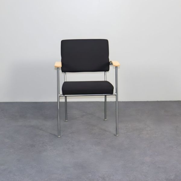 Asiakastuoli – musta verhoilu, puukäsinojat