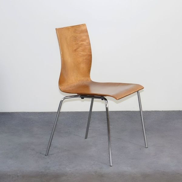 Asiakastuoli – ruskea istuin ja metallijalat