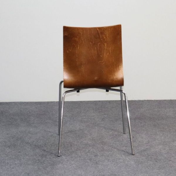 Asiakastuoli – ruskea istuin ja metallijalat