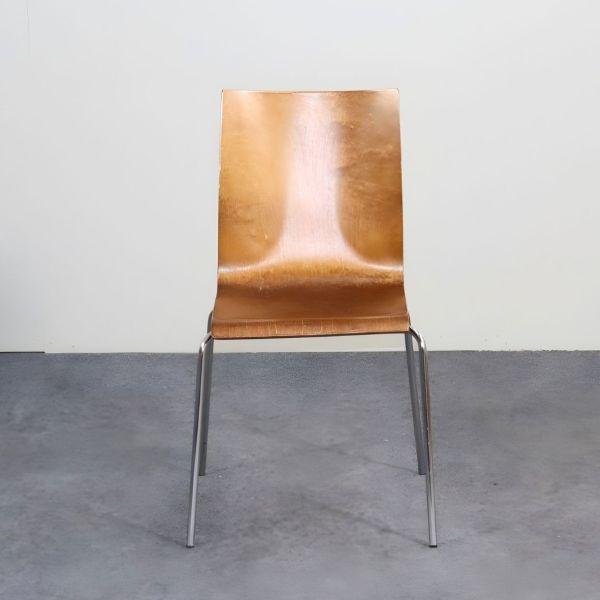 Asiakastuoli – ruskea istuin ja metallijalat