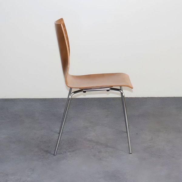 Asiakastuoli – ruskea istuin ja metallijalat