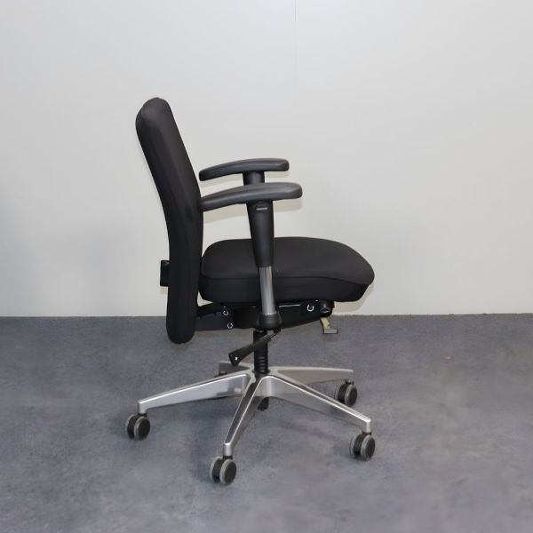 Interstuhl työtuoli - musta verhoilu