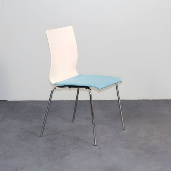 Asiakastuoli – valkoinen selkänoja ja sinertävä istuin