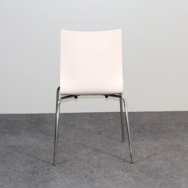 Asiakastuoli – valkoinen selkänoja ja sinertävä istuin