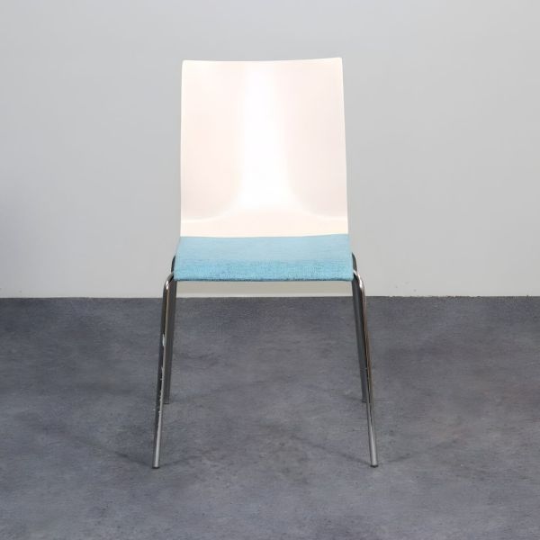 Asiakastuoli – valkoinen selkänoja ja sinertävä istuin