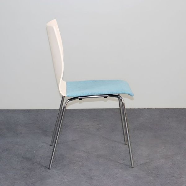 Asiakastuoli – valkoinen selkänoja ja sinertävä istuin