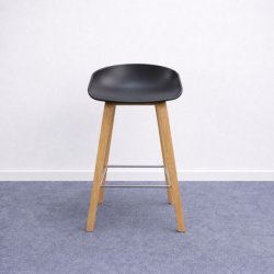 HAY About A Stool AAS32 -baarituoli - musta/vaalea puu