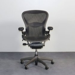 Herman Miller Aeron -työtuoli - musta mesh-istuin