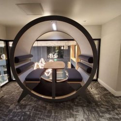 BlockO FOUR+ – Yksityinen ja akustoitu neuvottelutila neljälle