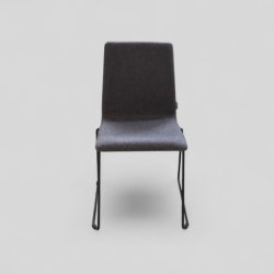 Narbutas-tuoli – harmaa istuin, mustat jalat