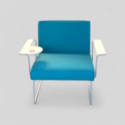 Isku Tere nojatuoli pikkupöydällä ja latauspisteellä - sinivihreä, valkoiset käsinojat