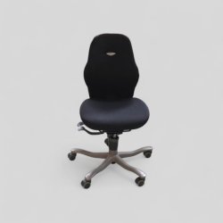 Kinnarps-työtuoli – musta verhoilu, harmaa jalkaristikko