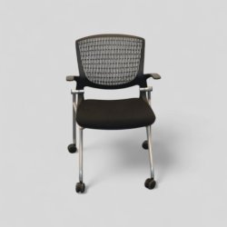 Okamura-tuoli – musta istuin, verkkoselkänoja ja pyörät