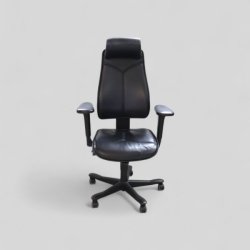 Nahkainen työtuoli, korkea selkänoja ja käsinojat – musta