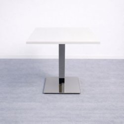 Pöytä 80 × 80 cm – valkoinen kansi, kromijalka