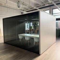 Vetrospace XXL -äänieristetty neuvottelutila ilmalämpöpumpulla