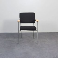 Asiakastuoli – musta verhoilu, puukäsinojat