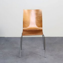 Asiakastuoli – ruskea istuin ja metallijalat