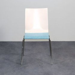 Asiakastuoli – valkoinen selkänoja ja sinertävä istuin